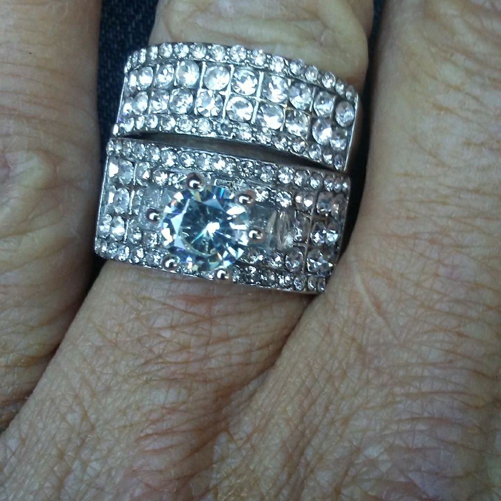 2 piece 4.25 carats inlaid 18k white Gold ring